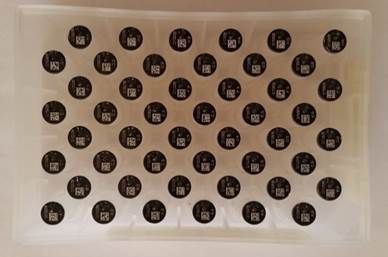 Une feuille de petits composants électroniques circulaires avec un code QR sur chacun.