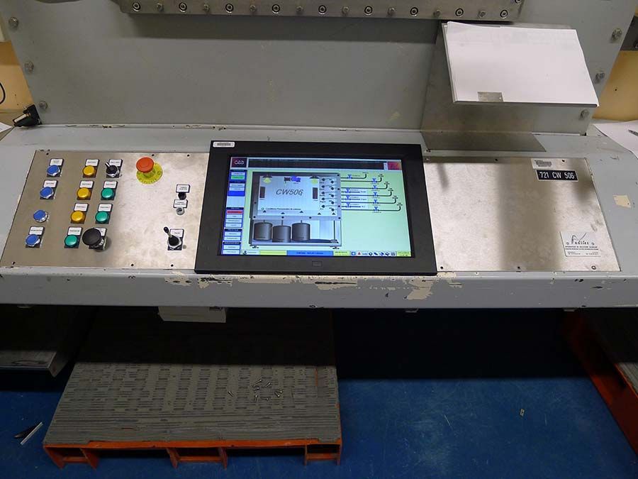 Panneau de commande avec écran tactile, boutons et arrêt d'urgence, probablement pour machines industrielles.