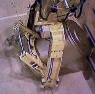 Machine à bras robotisé jaune.