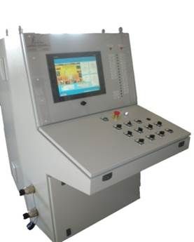 Panneau de contrôle industriel avec écran tactile, boutons et voyants lumineux.