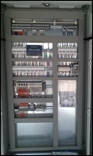 Panneau de commande électrique gris avec composants étiquetés, logé dans une armoire.