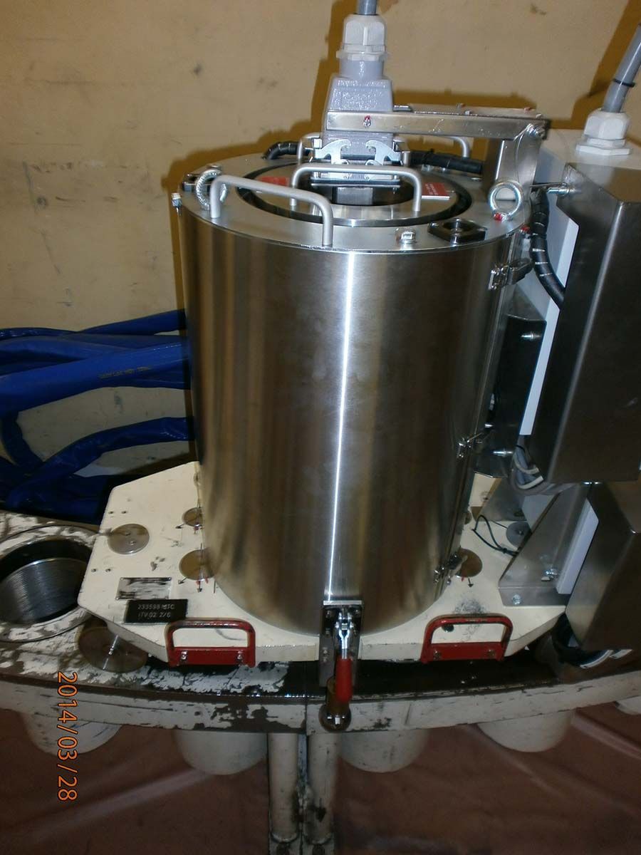 Cylindre en acier inoxydable avec poignée et robinet, faisant partie d'un équipement plus grand.