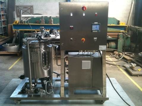 Cuve de mélange industrielle en acier inoxydable avec panneau de commande dans une usine.