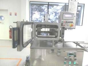 Chambre à vide industrielle ouverte avec panneau de commande.