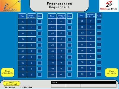Interface numérique affichant une séquence de programmation. Fond bleu avec emplacements d'effets numérotés, boutons et logos.