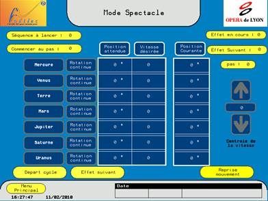 Panneau de contrôle avec noms des planètes, paramètres de rotation et commandes de mouvement ; marque Opéra de Lyon.