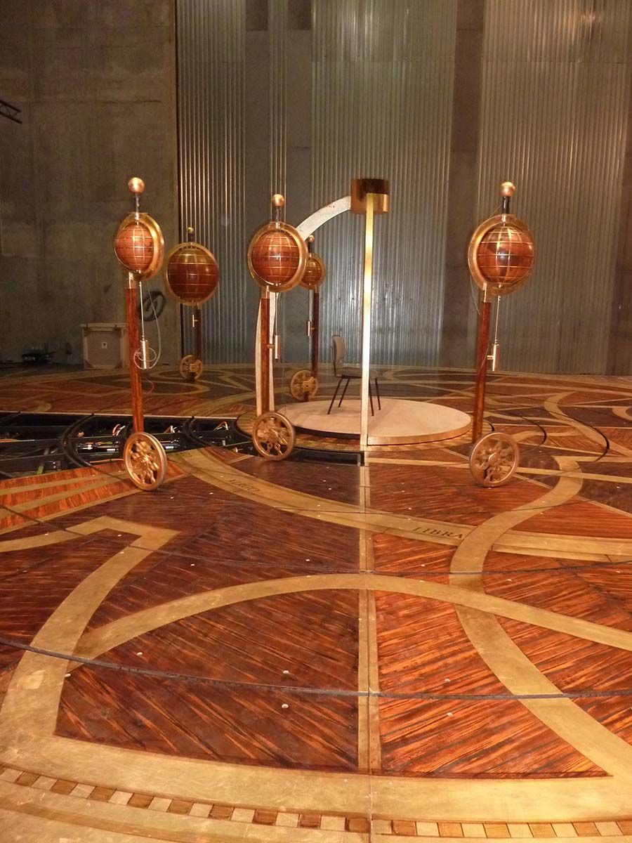 Sol orné de sculptures en cuivre, peut-être une installation artistique.