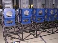 Structures carrées bleues sur un cadre en métal noir, probablement destinées à une scène ou à un événement.