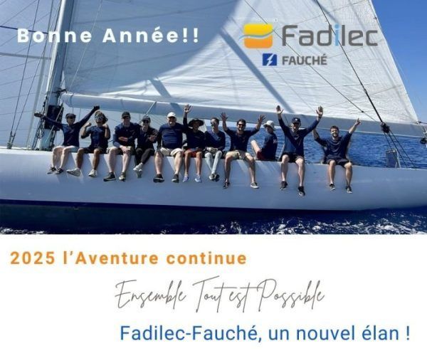 Groupe de personnes sur un voilier avec « Bonne Année ! » et logos d'entreprise. Texte : « 2025, l'Aventure continue ».