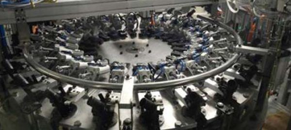 Une machine industrielle de conception circulaire, avec de nombreux petits objets dessus.