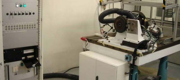 Équipement d'essai de moteur dans un laboratoire.