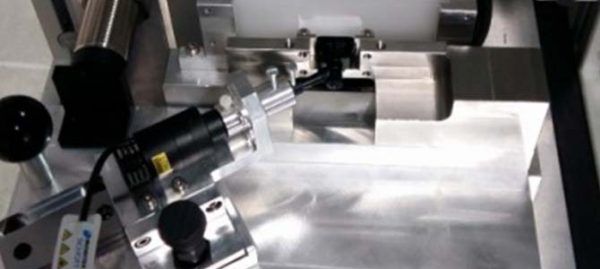 Gros plan sur des machines avec des capteurs et des composants métalliques.