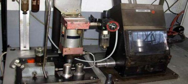 Équipement industriel avec un panneau de commande, des tubes et des conteneurs de fluides.