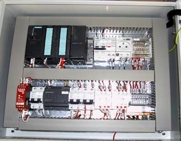 Tableau de commande électrique avec automate Siemens et câblage, logé dans une armoire métallique.