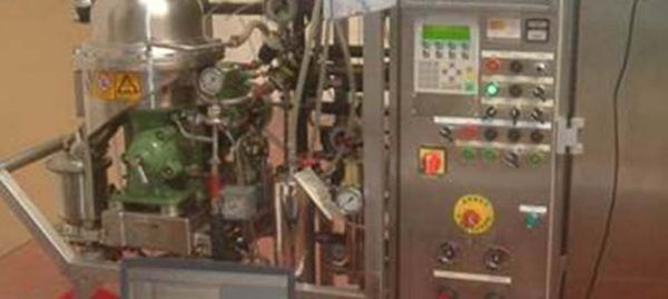 Machines industrielles complexes avec panneau de contrôle et composants écologiques.