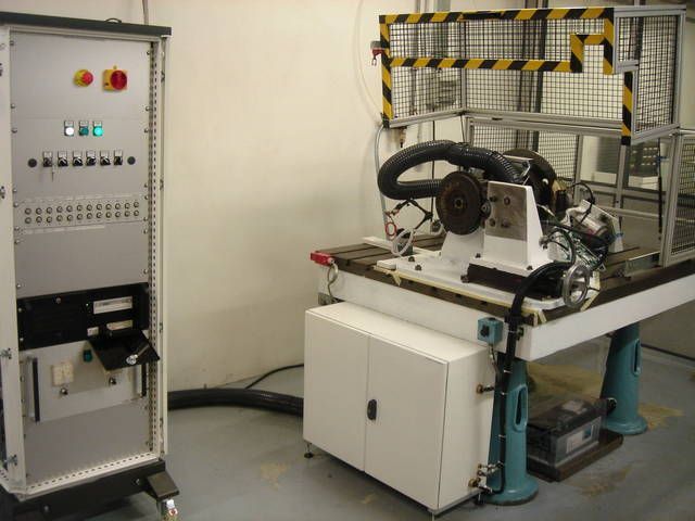 Panneau de contrôle et machine d'essai en laboratoire, avec une cage de sécurité et un tuyau de ventilation.