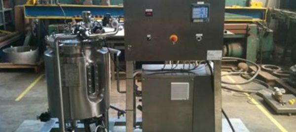 Cuve de mélange industrielle en acier inoxydable avec panneau de commande en configuration d'usine.