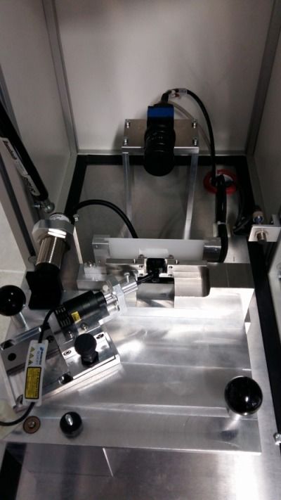 Machine avec caméra, laser et autres équipements à l'intérieur d'un boîtier métallique pour des inspections détaillées.