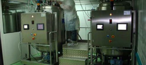 Équipement industriel avec une personne debout sur un petit escalier, vraisemblablement en train de l'utiliser.