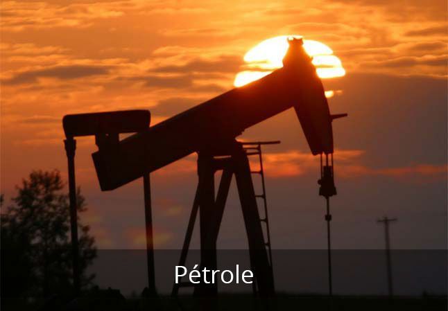 Silhouette d'une pompe à huile au coucher du soleil, mot français "Pétrole" signifiant huile en dessous.