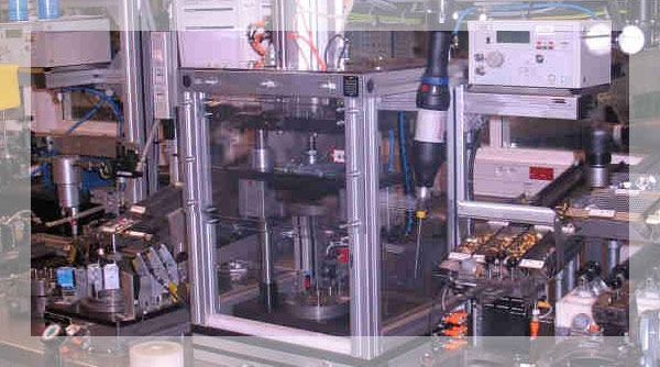 Instrument scientifique avec boîtier transparent, tubes et appareils électroniques dans un environnement de laboratoire.