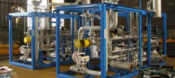 Équipement industriel à l'intérieur de cadres métalliques bleus.