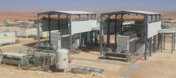 Installation industrielle dans un cadre désertique avec deux structures.