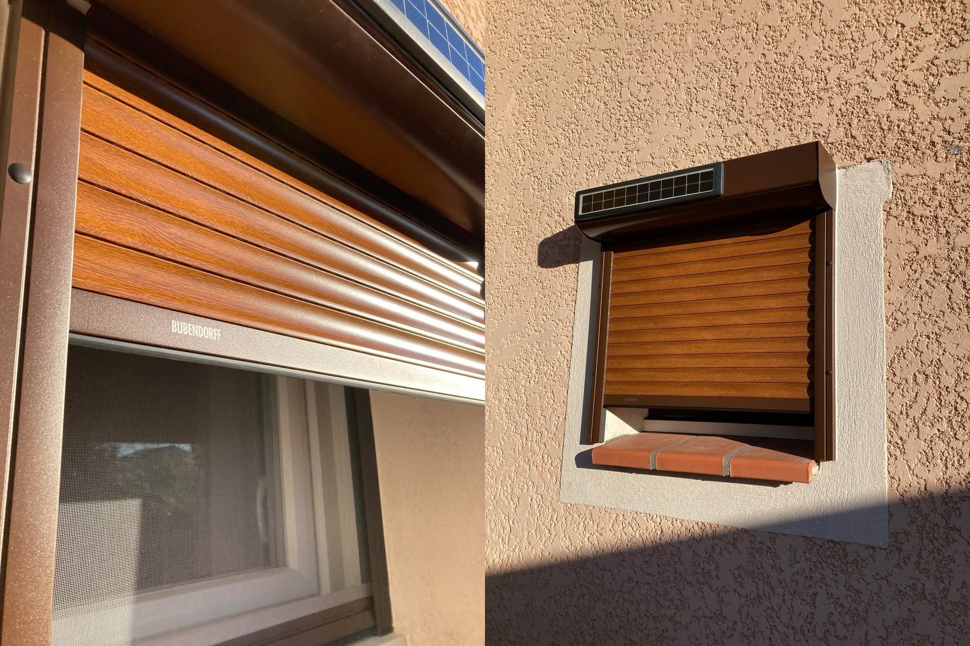 Deux fenêtres aux volets bruns fermés sur un mur extérieur en stuc, baignées de soleil.