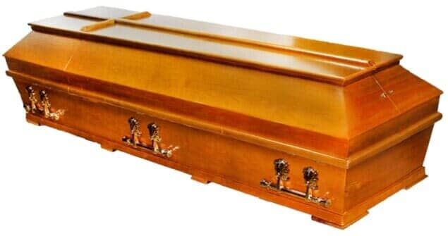 Caixão de madeira com uma cruz no topo e alças decorativas.