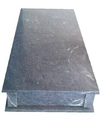 Superfície de granito cinza sobre dois suportes curtos.