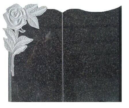 Lápide de granito escuro com uma rosa branca esculpida no lado esquerdo.