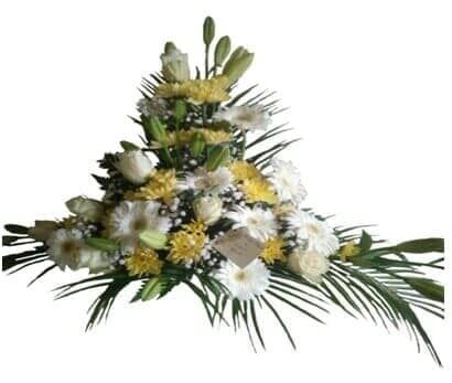 Arranjo floral com lírios brancos, margaridas, rosas e crisântemos amarelos.