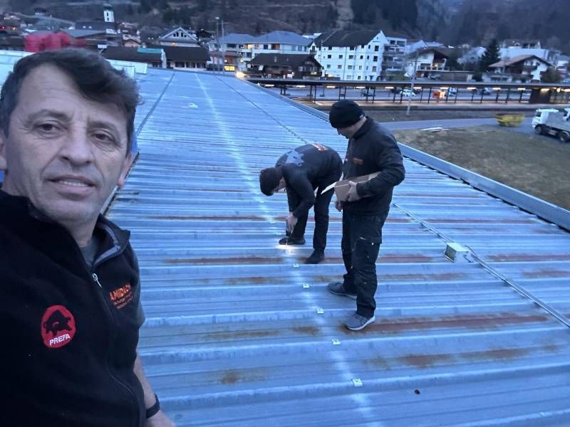 AMIDACH – Dachdecker auf einem Blechdach