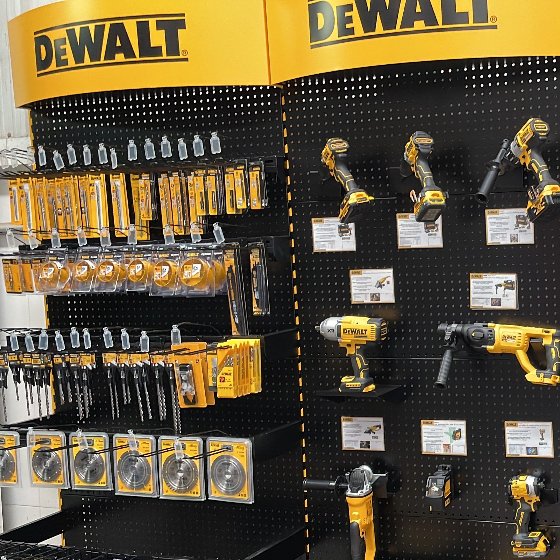 Una exhibición de herramientas Dewalt en una tienda.