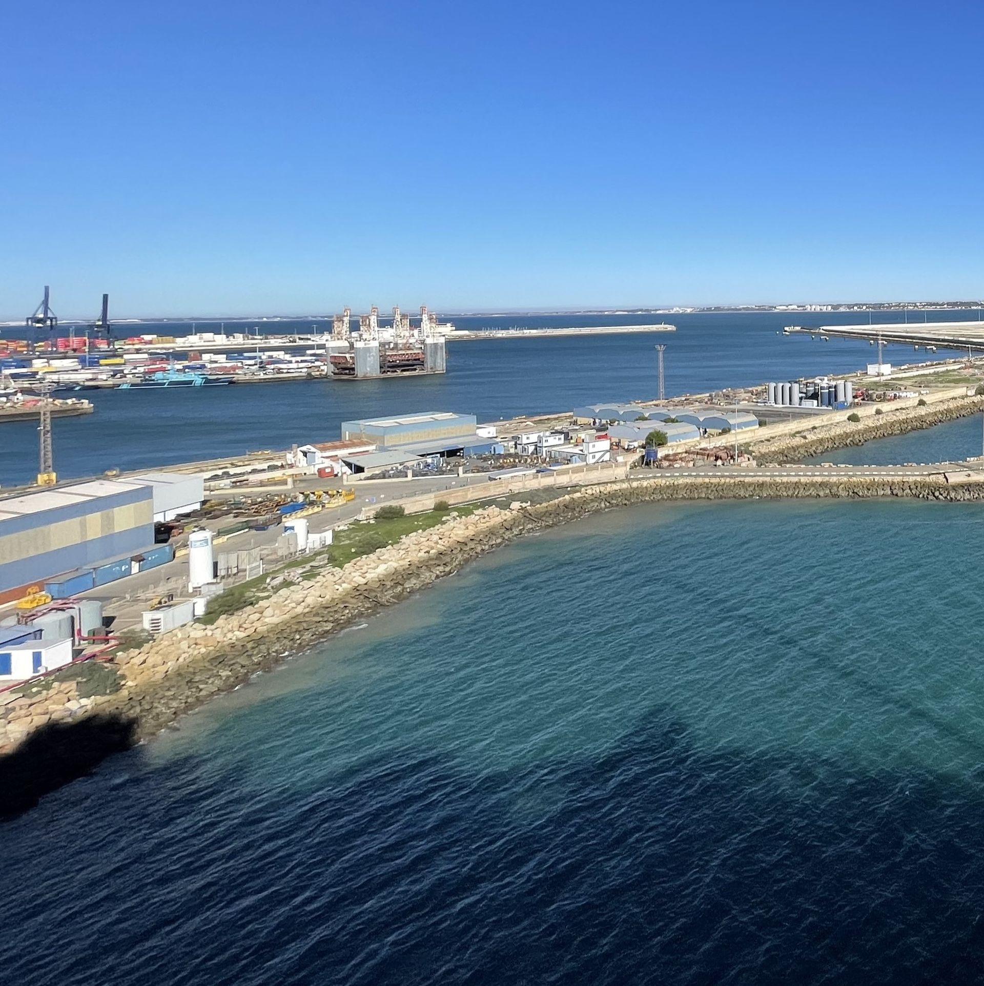 Una gran masa de agua con una ciudad al fondo