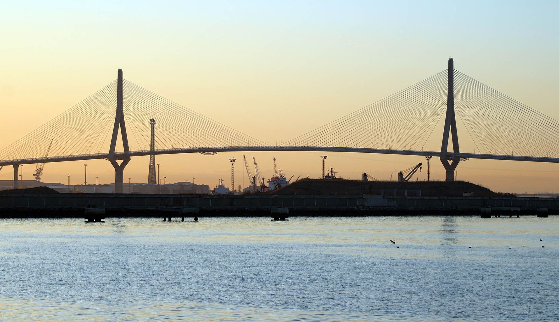 Un puente sobre un cuerpo de agua al atardecer
