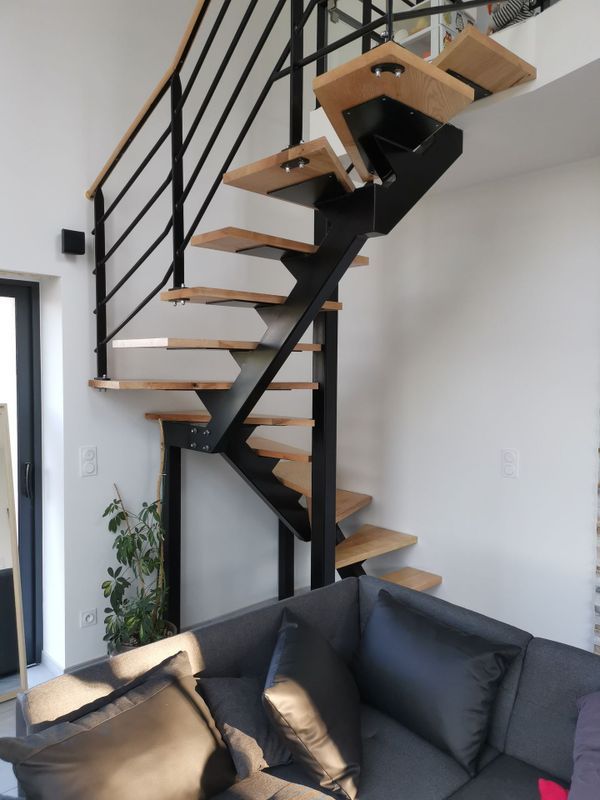 Escaliers en métal et en bois