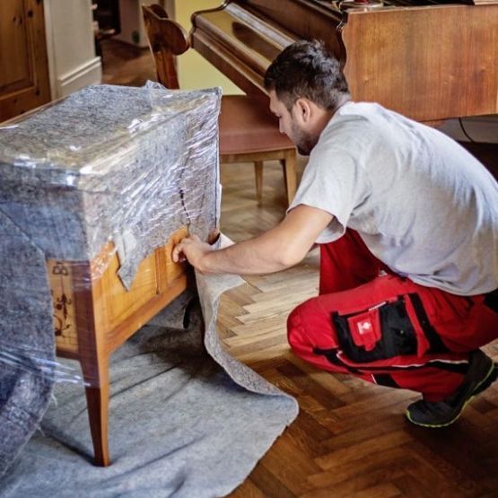 Mann verpackt Nachttisch