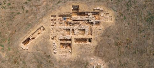 Una vista aérea de un edificio en medio de un campo.