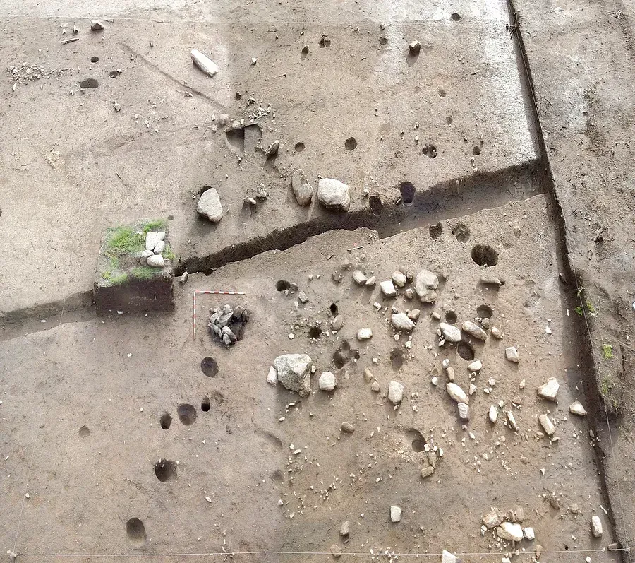 Un montón de rocas y tierra sobre una superficie de hormigón.