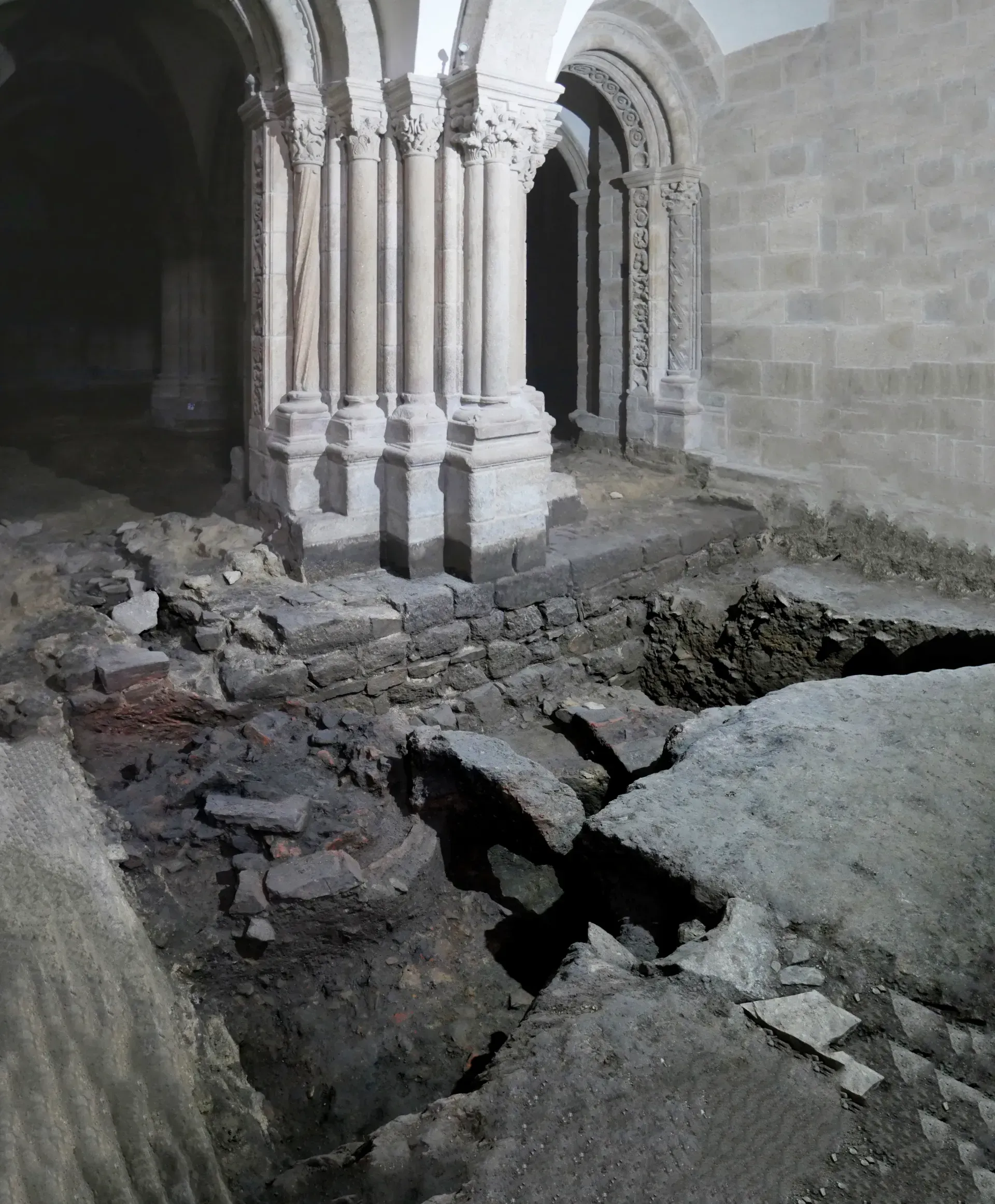 Un edificio de piedra muy antiguo con columnas y arcos.