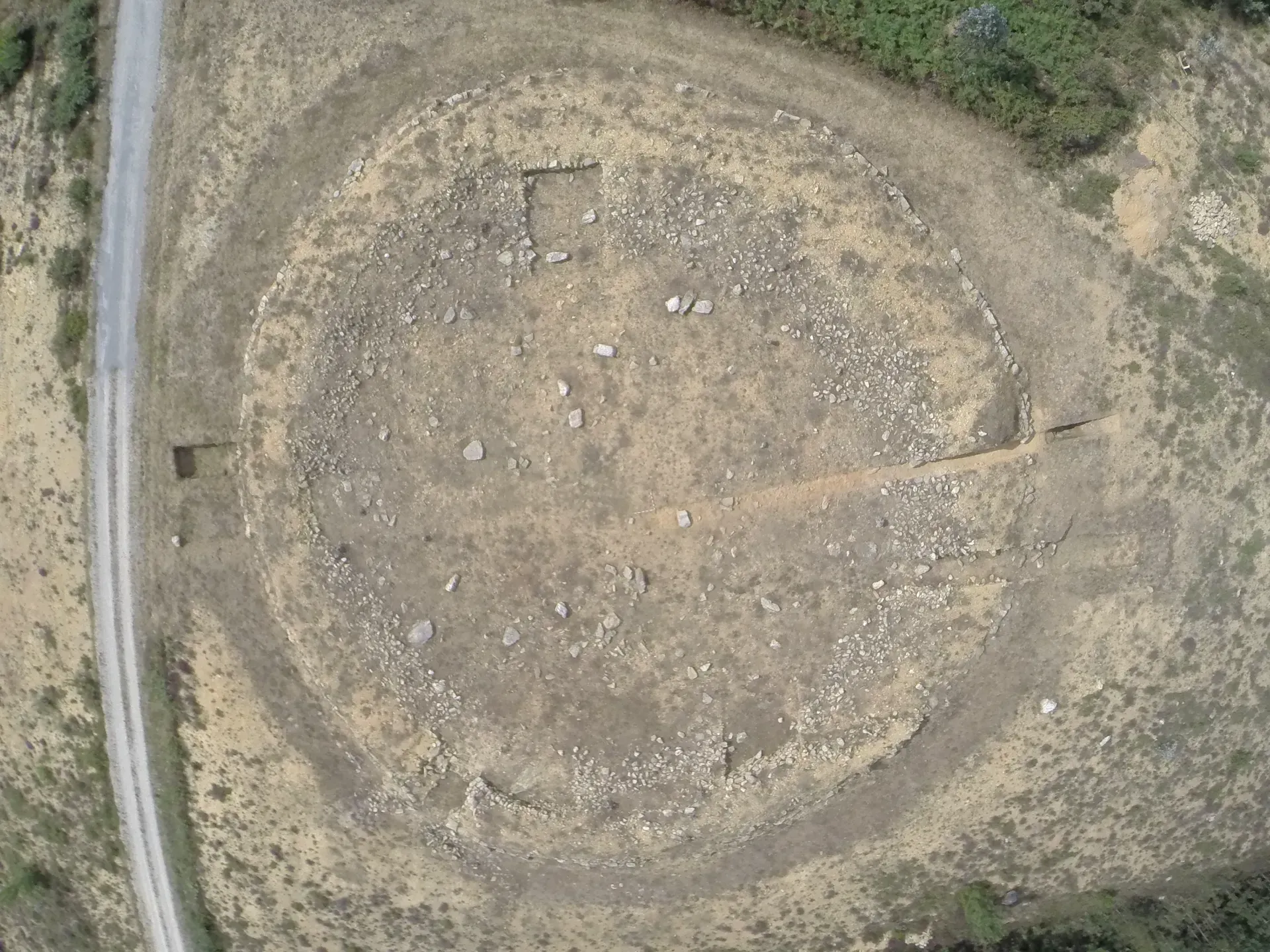 Una vista aérea de un gran círculo en el medio de un campo.