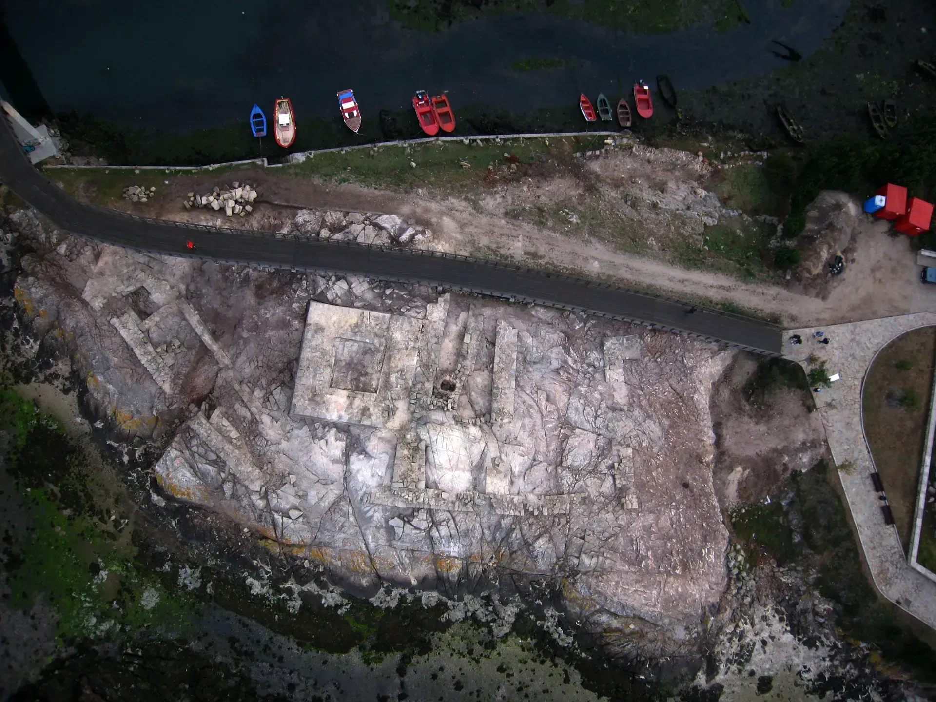 Una vista aérea de un río con barcos en él.