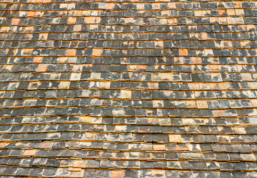 Un gros plan d'un toit avec beaucoup de tuiles dessus.