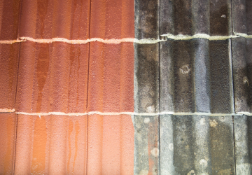 Un gros plan d'un toit rouillé à côté d'un toit propre.