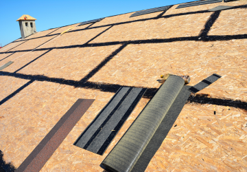 Un toit avec une cheminée au-dessus