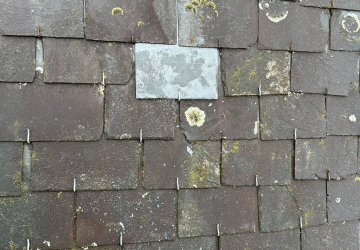 Un gros plan d'un toit avec un petit carré au milieu