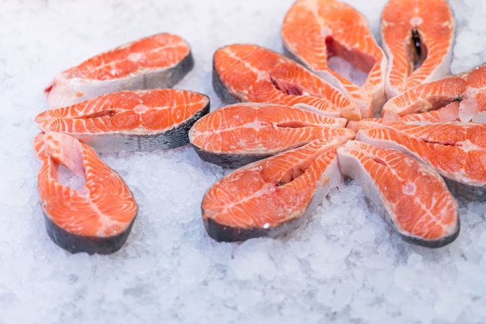 Las rodajas de salmón se disponen en círculo sobre el hielo.
