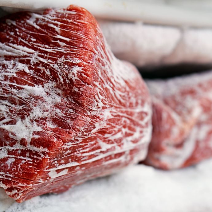 Un primer plano de un trozo de carne cubierto de azúcar en polvo.