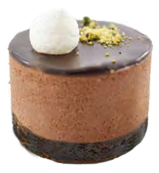 Un pequeño pastel de chocolate con crema batida encima sobre un fondo blanco.